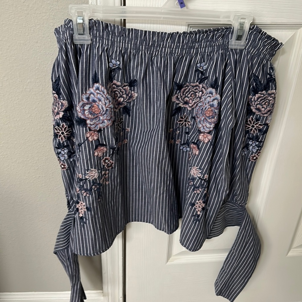 American Eagle Off the Shoulder Shirt Small